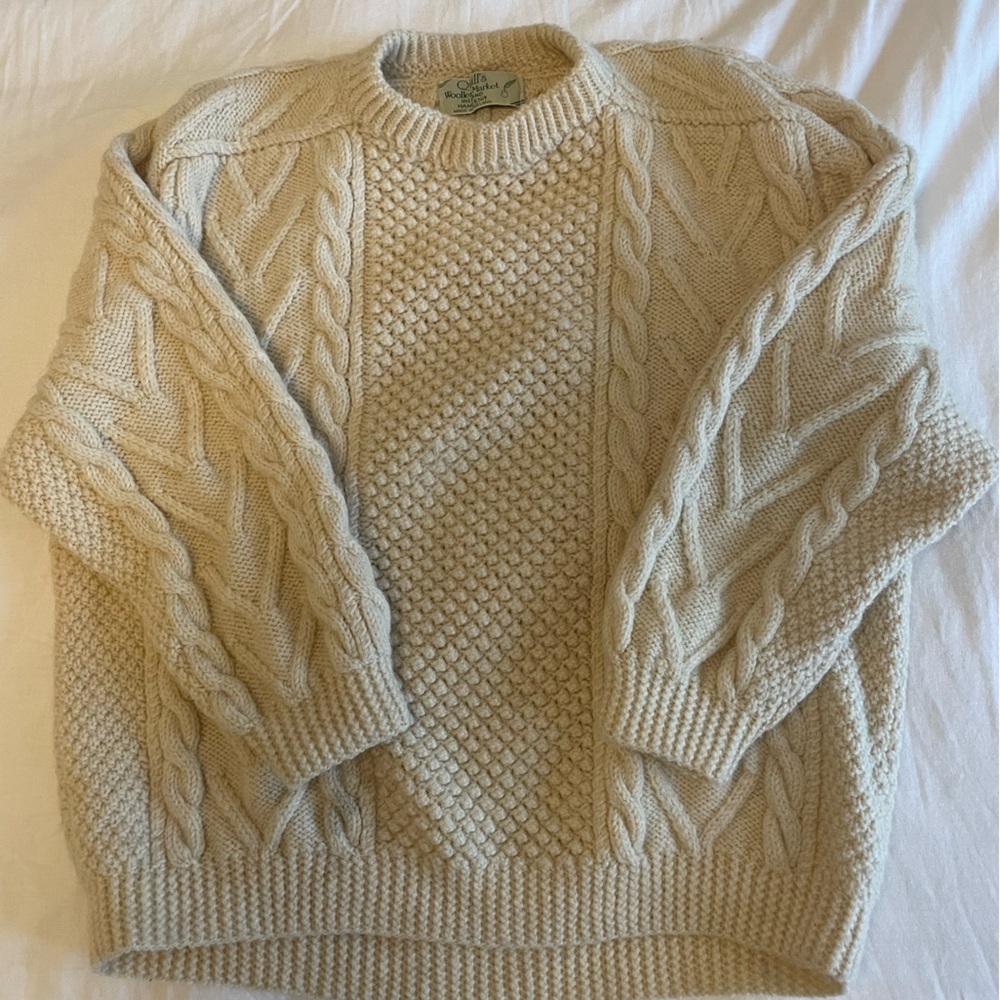 Elegant Cable Knit Sweater in Cream